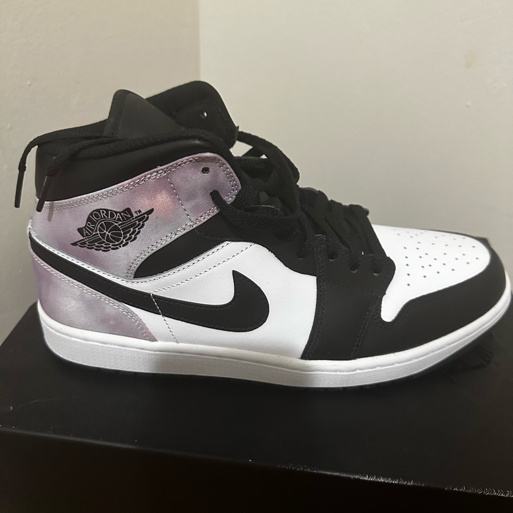 AIR JORDAN 1 MID SE, COLOR BLACK/BLEACHED CORAL-WHITE.  Size 11 USA MAN